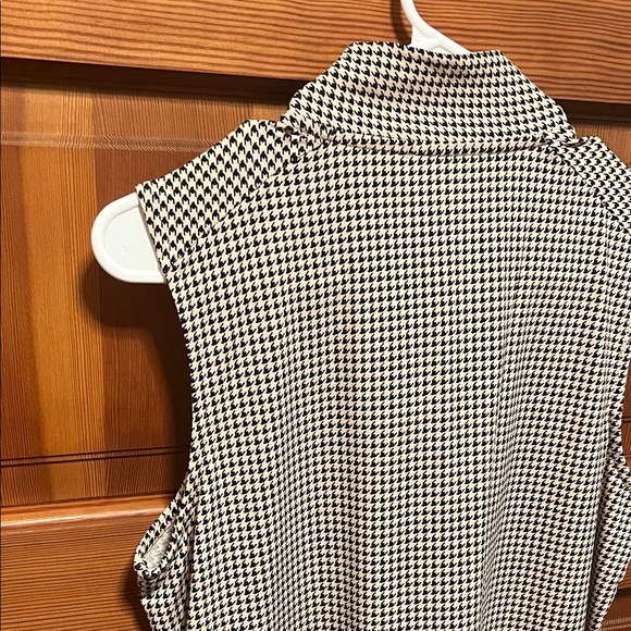 Adrianna Papell Black and White Houndstooth Sleeveless Blouse - Picture 6 of 7